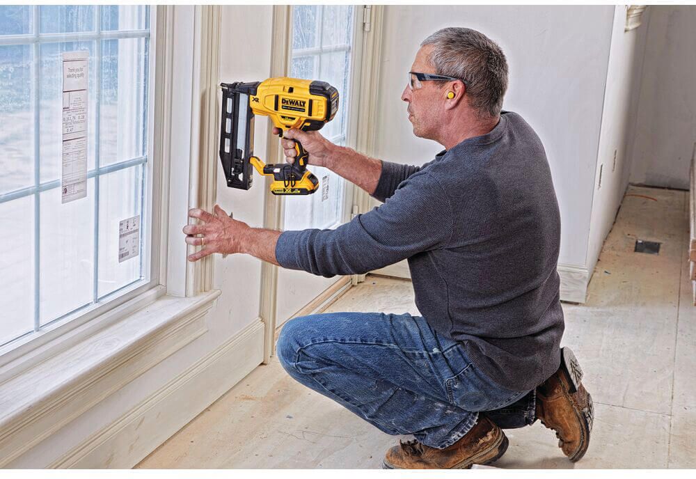 Пістолет цвяхозабивний акумуляторний безщітковий DeWALT DCN662D2