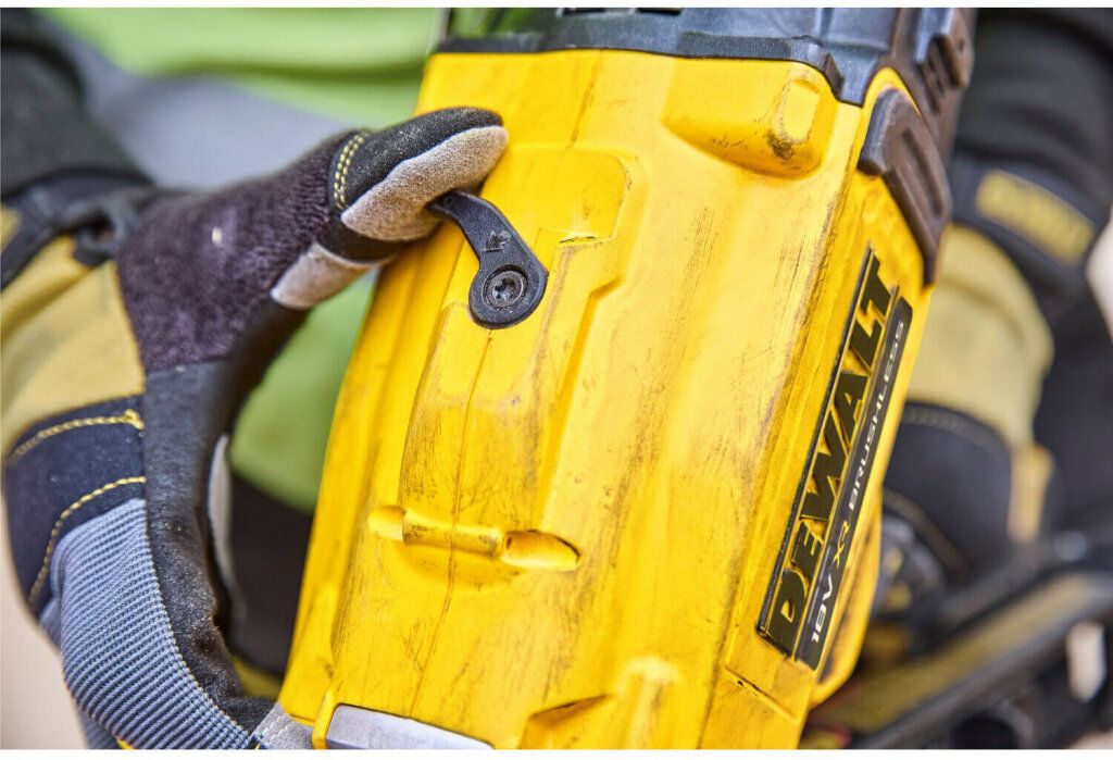 Пістолет цвяхозабивний акумуляторний безщітковий DeWALT DCN930N