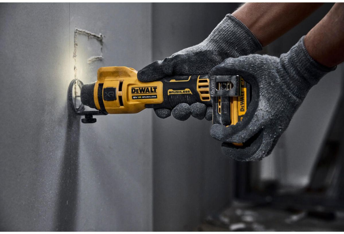 Фрезер акумуляторний для вирізання гіпсокартону DeWALT DCE555N
