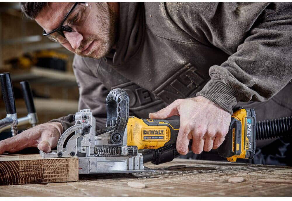 Фрезер акумуляторний безщітковий DeWALT DCW682N