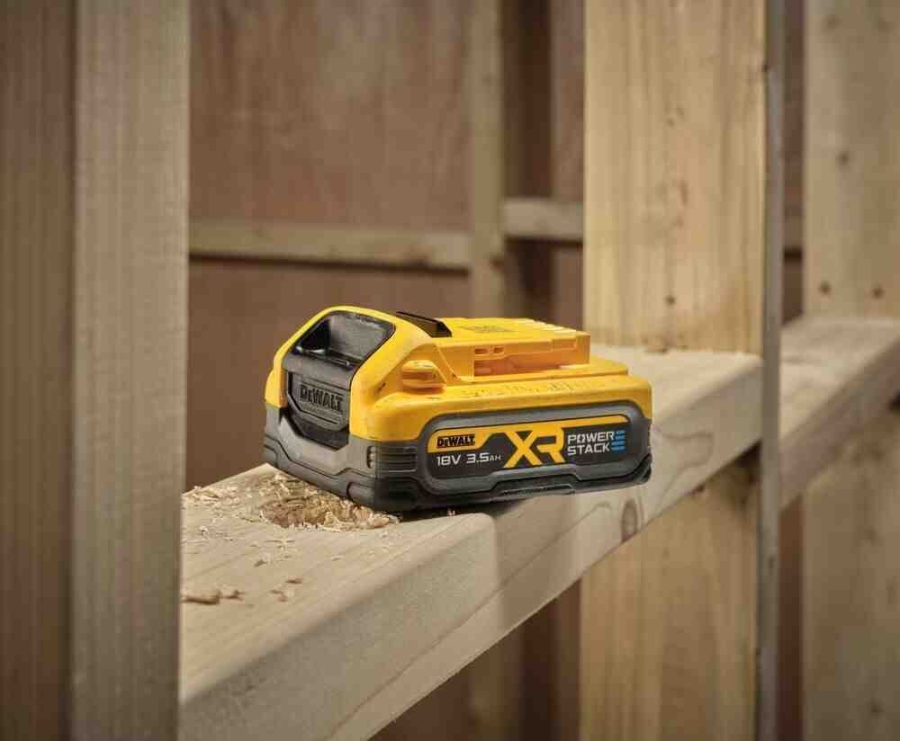 Акумуляторна батарея PowerStack DeWALT DCBP318