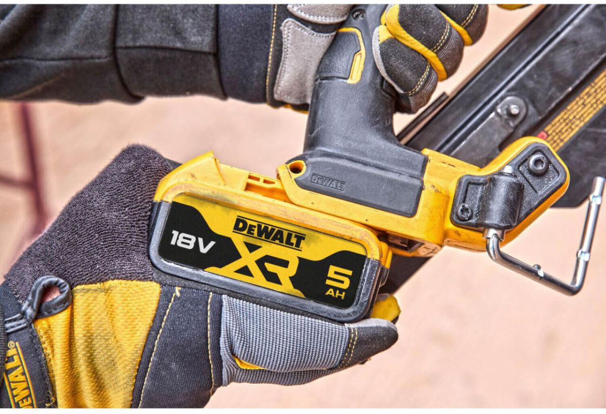 Пістолет цвяхозабивний акумуляторний безщітковий DeWALT DCN930P2