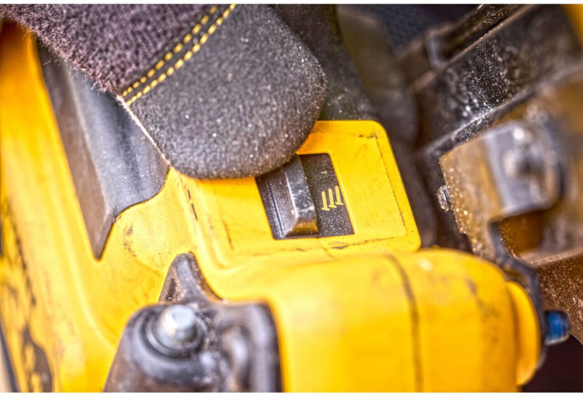 Пістолет цвяхозабивний акумуляторний безщітковий DeWALT DCN930N