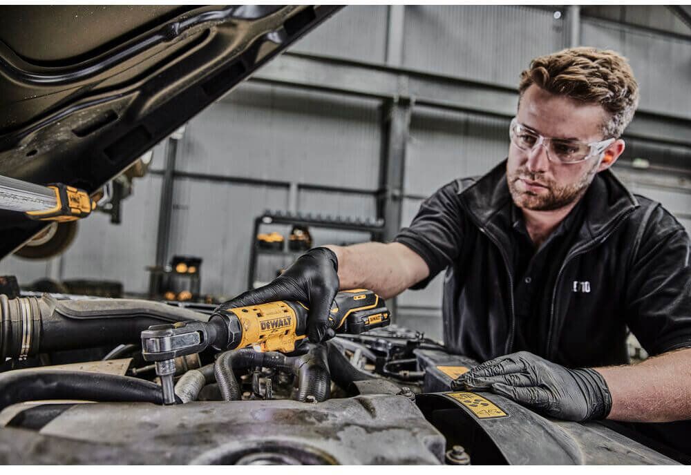 Гайкокрут кутовий - ключ-храповик акумуляторний