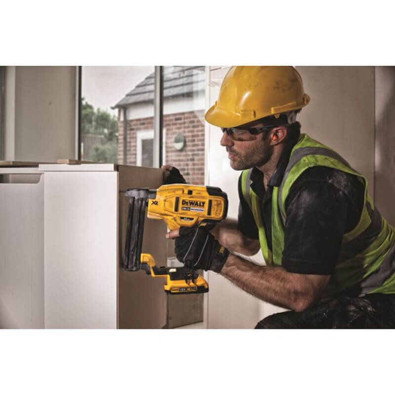 Степлер скобозабивний акумуляторний безщітковий DeWALT DCN681D2