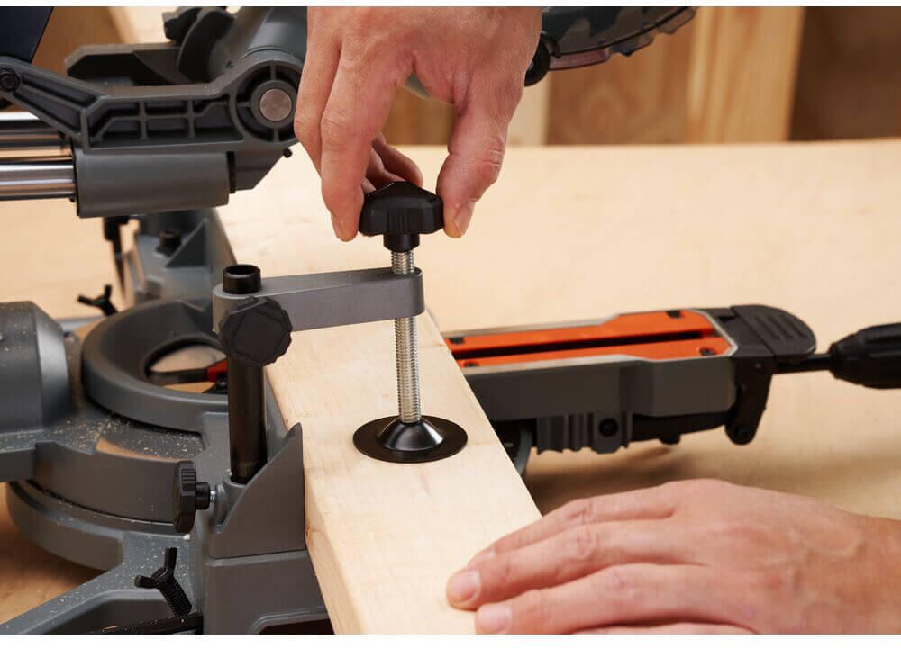 Пила торцювальна мережева BLACK+DECKER BES701