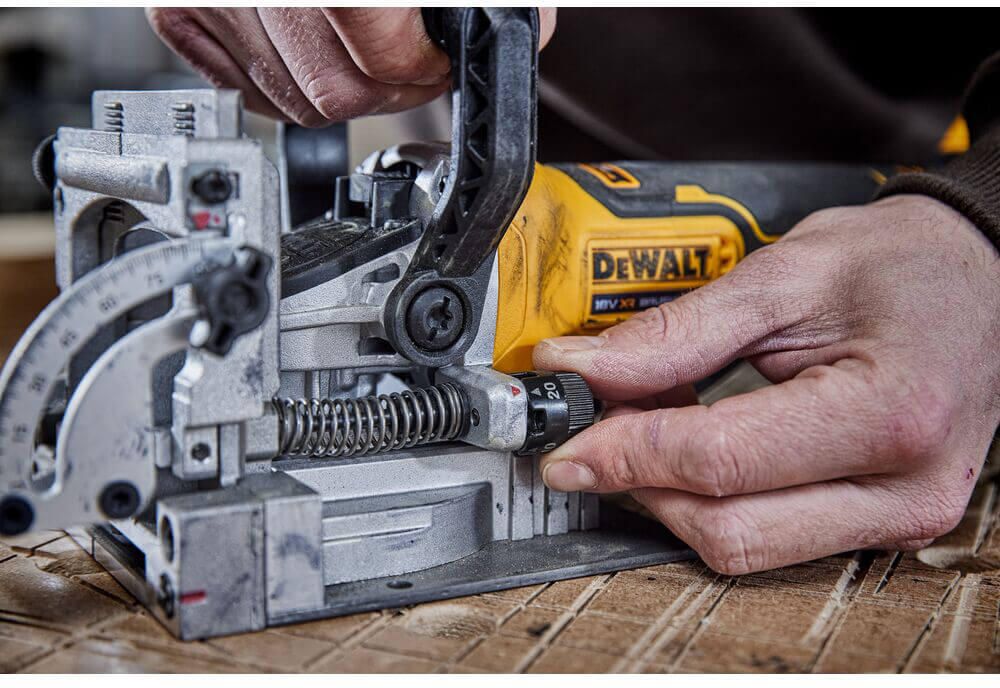 Фрезер акумуляторний безщітковий DeWALT DCW682N
