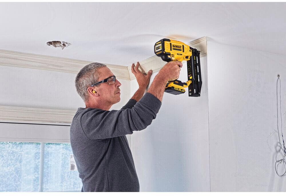 Пістолет цвяхозабивний акумуляторний безщітковий DeWALT DCN662D2