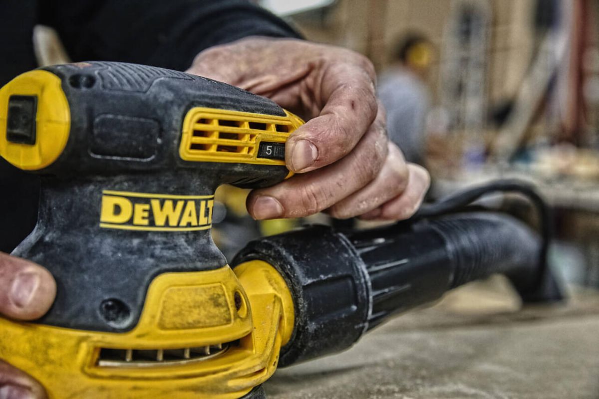 Шліфмашина ексцентрикова мережева DeWALT DWE6423