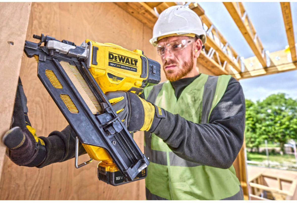 Пістолет цвяхозабивний акумуляторний безщітковий DeWALT DCN930N