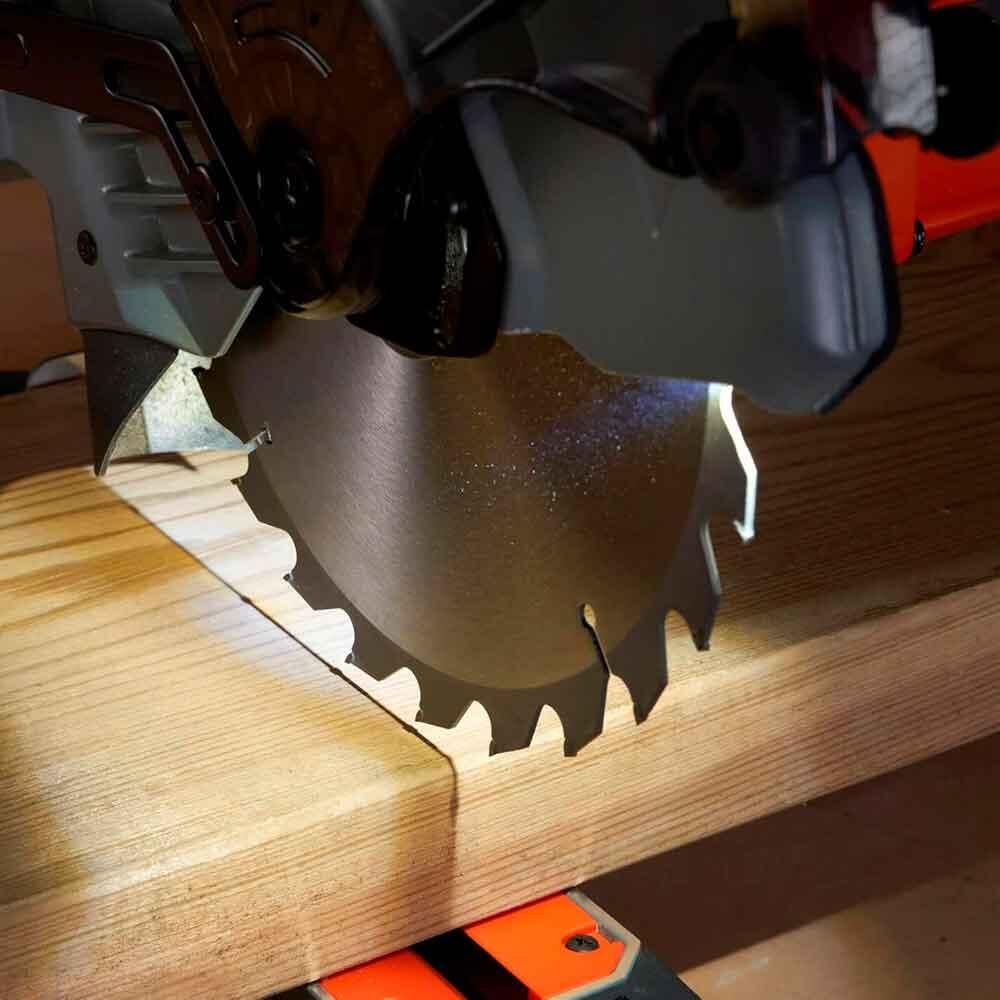 Пила торцювальна мережева BLACK+DECKER BES702