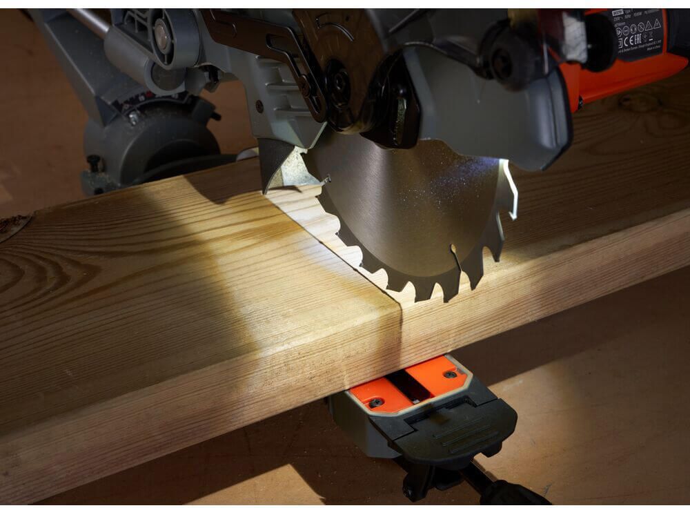 Пила торцювальна мережева BLACK+DECKER BES701