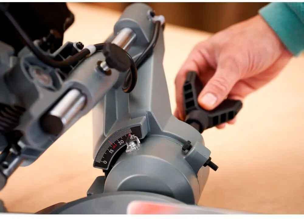 Пила торцювальна мережева BLACK+DECKER BES702