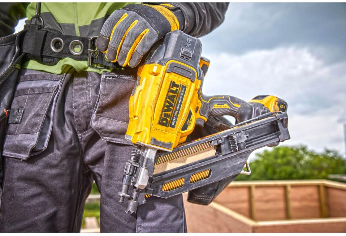 Пістолет цвяхозабивний акумуляторний безщітковий DeWALT DCN930N