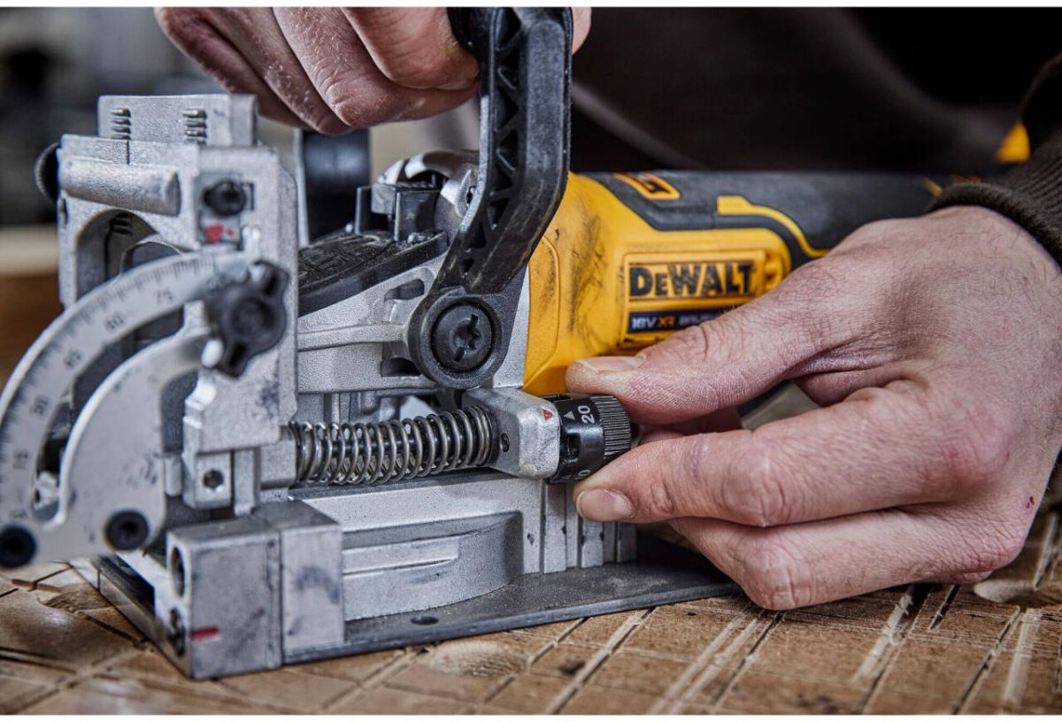 Фрезер акумуляторний безщітковий DeWALT DCW682P2