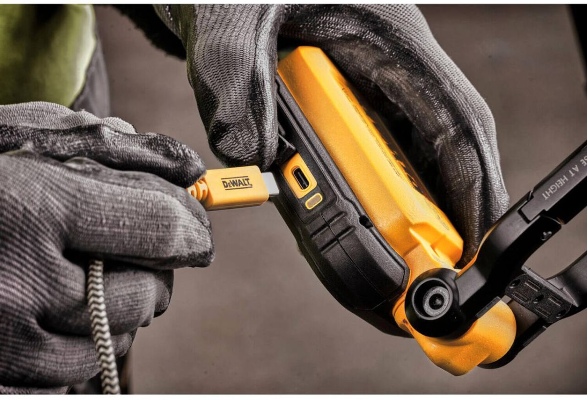 Ліхтар світлодіодний акумуляторний DeWALT DCL182