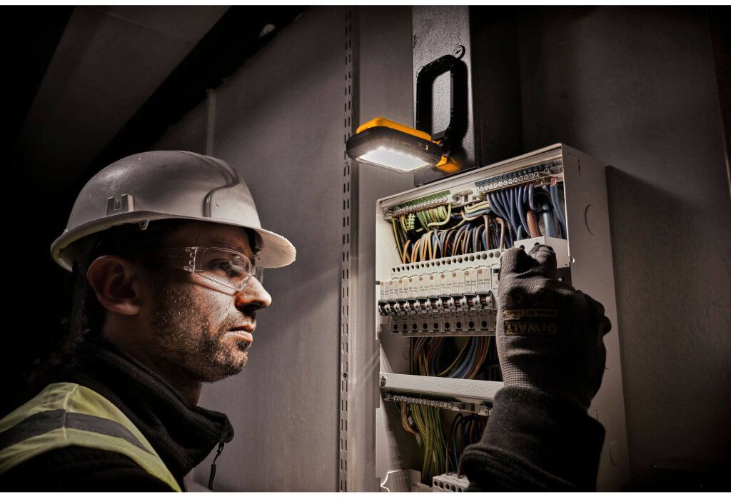 Ліхтар світлодіодний акумуляторний DeWALT DCL182