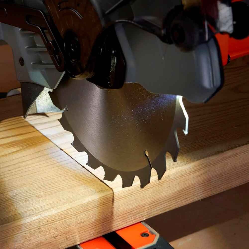 Пила торцювальна мережева BLACK+DECKER BES702