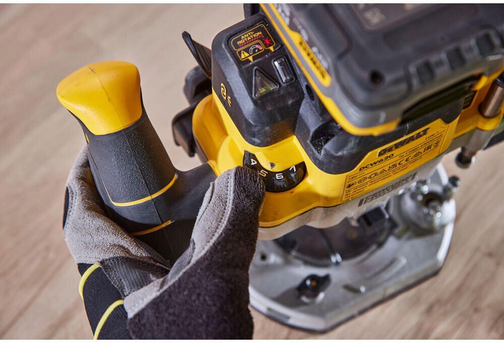 Фрезер акумуляторний безщітковий DeWALT DCW620NT