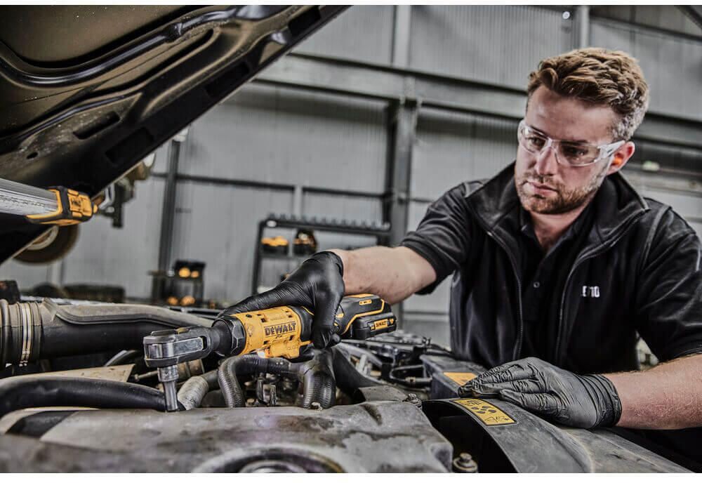 Гайкокрут кутовий - ключ-храповик акумуляторний