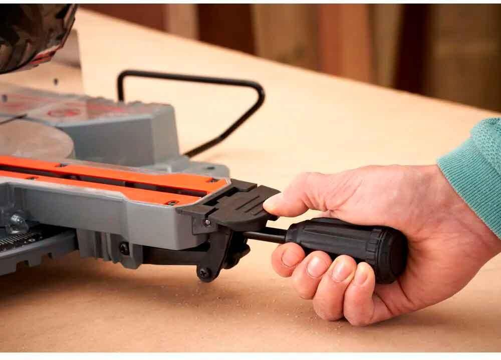 Пила торцювальна мережева BLACK+DECKER BES702