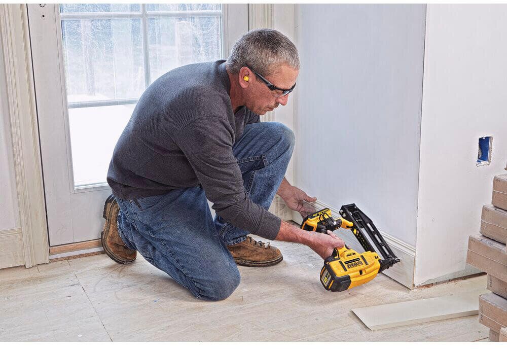 Пістолет цвяхозабивний акумуляторний безщітковий DeWALT DCN662D2