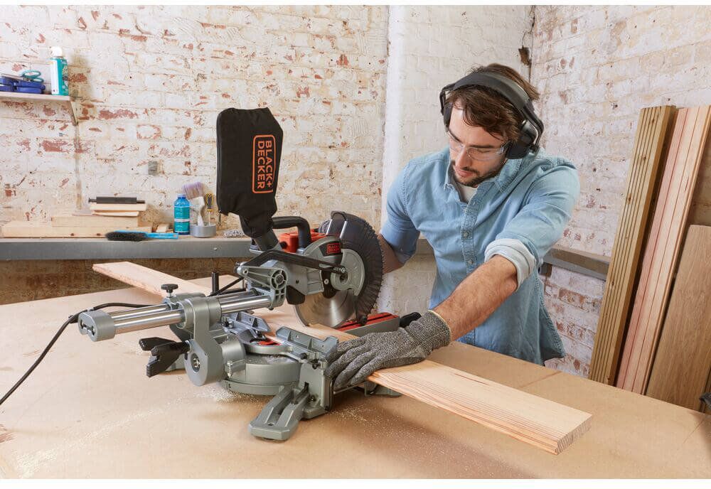 Пила торцювальна мережева BLACK+DECKER BES700