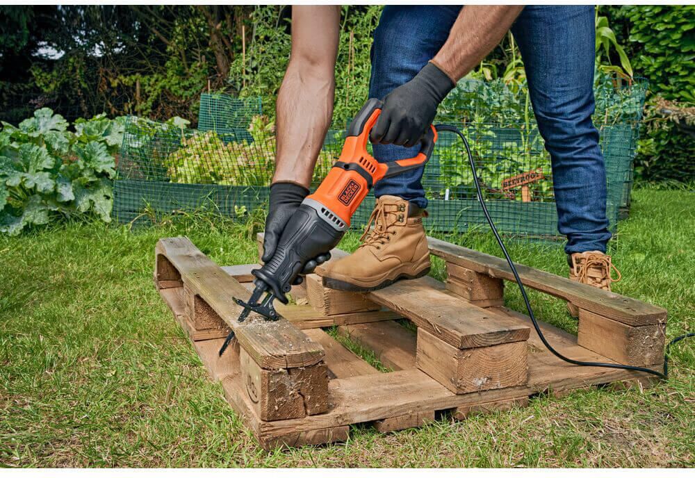 Пила шабельна мережева BLACK+DECKER BES301