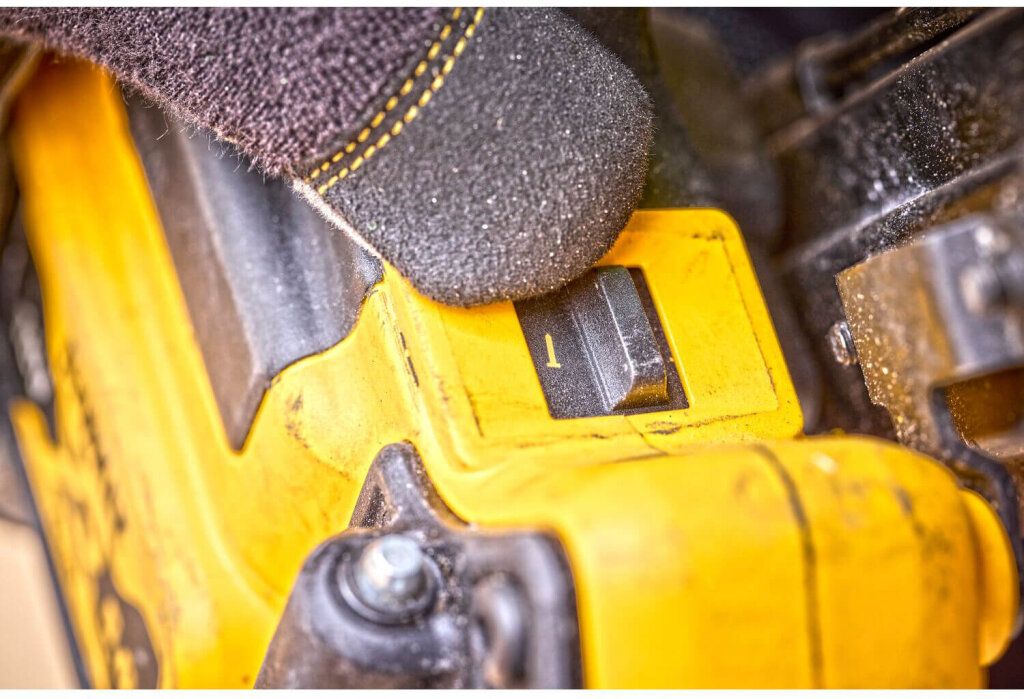Пістолет цвяхозабивний акумуляторний безщітковий DeWALT DCN930N