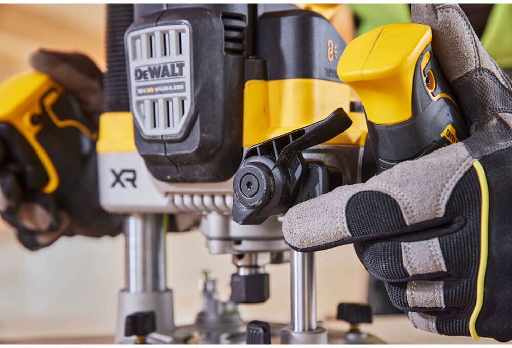 Фрезер акумуляторний безщітковий DeWALT DCW620NT