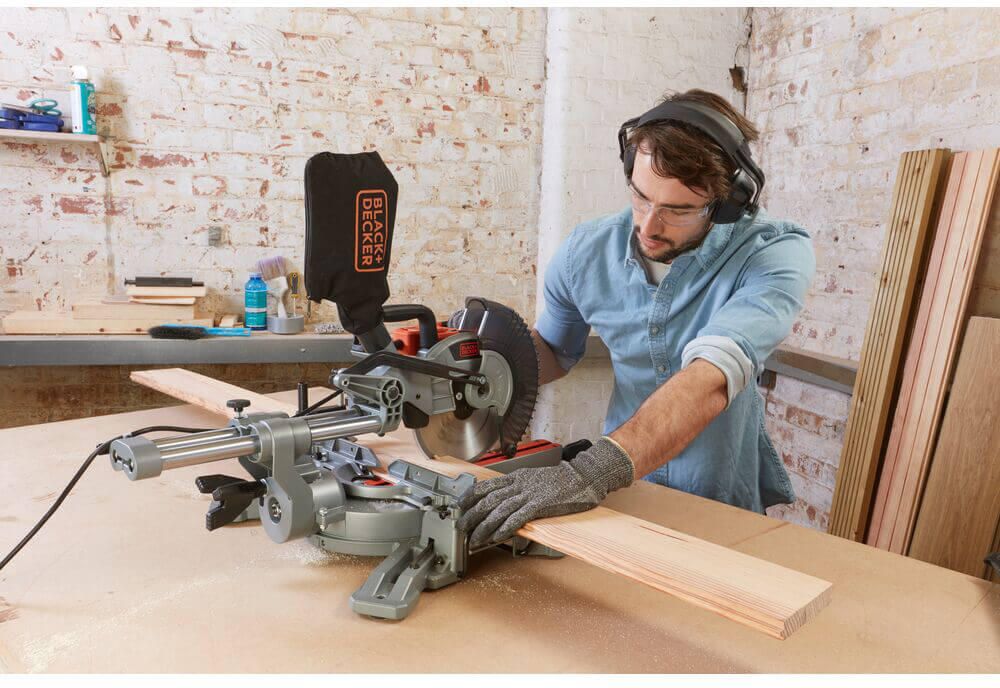 Пила торцювальна мережева BLACK+DECKER BES700