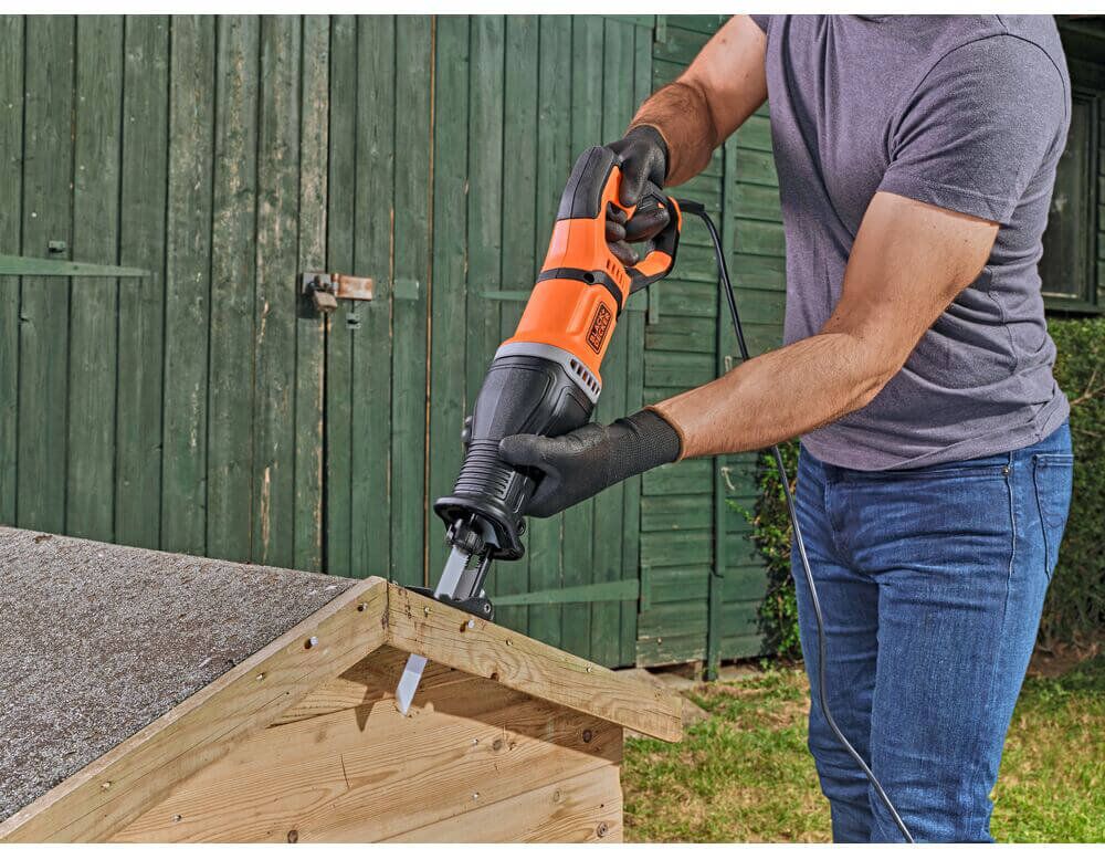 Пила шабельна мережева BLACK+DECKER BES301